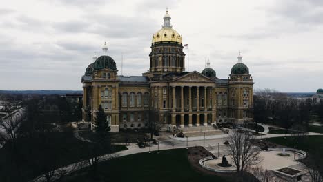 Disparo-De-Un-Dron-Acercándose-Al-Edificio-Del-Capitolio-Del-Estado-De-Iowa