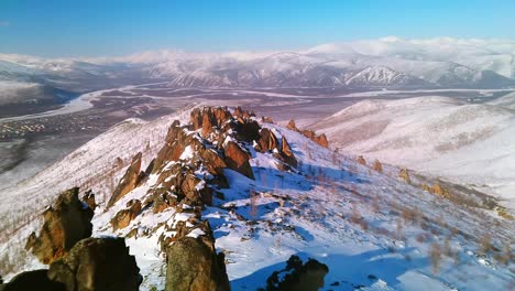 Clima-Soleado,-Montaña-Nevada-Y-Rocas,-Vuelo-A-Vista-De-Pájaro