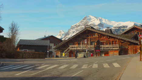 Día-Soleado-En-Les-Carroz-En-Los-Alpes-Franceses