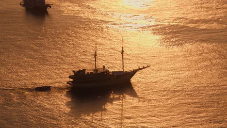 Navigierendes-Schiff-Navigiert-Im-Offenen-Goldenen-Meer-Bei-Sonnenuntergang