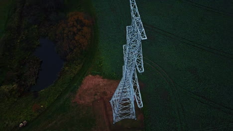 Ein-Neu-Installierter-Elektronischer-Sendeturm---Antennenparallaxe