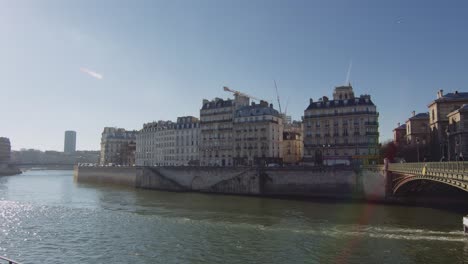 Wunderschöne-Seine-An-Einem-Sonnigen-Tag,-Pariser-Stadtbild-Am-Flussufer