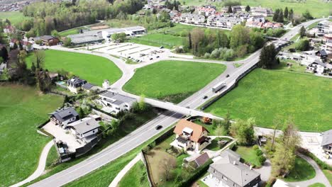 Drohnenaufnahmen-Einer-Straße-In-Den-österreichischen-Alpen