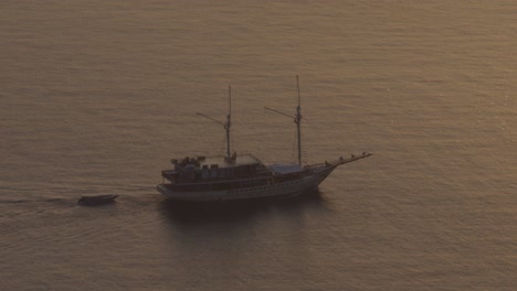 Segelschiff-Navigiert-In-Der-Dämmerung-Auf-Offener-See