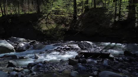 Drone-Vuela-Lentamente-A-Lo-Largo-De-Un-Hermoso-Río-De-Montaña-Rodeado-De-Bosque