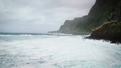 foamy-seaview-mountain-landscape,-strong-ocean-waves