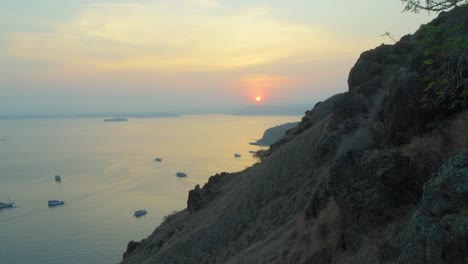 Puesta-De-Sol-Sobre-El-Mar,-Padar-O-Isla-Pada