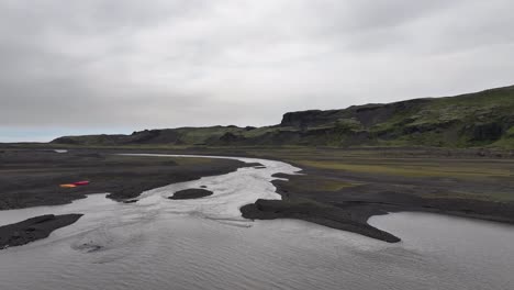 Luftaufnahme-Von-Eisbergen-In-Gletschersee-Und-Flussausfluss-In-Der-Isländischen-Landschaft,-Drohnenaufnahme-Mit-60 fps