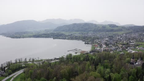 Toma-De-Drone-De-Un-Hermoso-Pueblo-En-Traunsee,-Austria