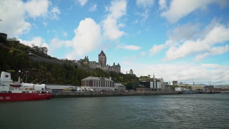 Blick-Auf-Die-Skyline-Von-Quebec-Vom-Hafen-An-Einem-Herbstnachmittag