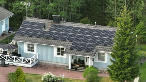 Tele-Drohnenaufnahme-Mit-Neigung-Von-Einem-Solarbetriebenen-Einfamilienhaus,-Sommertag