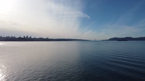 Imágenes-De-Drones-A-Lo-Largo-Del-Océano-De-Treasure-Island,-California