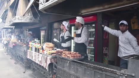 Vendedores-De-Comida-A-La-Parrilla-En-Un-Antiguo-Mercado-Popular-De-Izmaylovo-En-Moscú