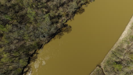 Río-Hattie-Con-Agua-Turbia-A-Lo-Largo-Del-Refugio-Nacional-De-Vida-Silvestre-Lower-Hattie-En-Tennessee,-EE.UU.