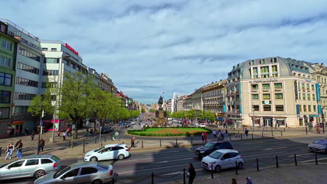 Concurrida-Plaza-De-La-Ciudad-De-Praga-Con-Turistas-Y-Tráfico,-Praga,-República-Checa