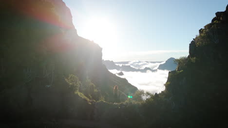 Una-Joven-Vigila-El-Paisaje-Montañoso,-Parada-En-La-Cresta-De-La-Montaña,-Un-Poderoso-Concepto-Independiente