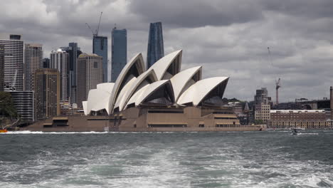 The-Sydney-Opera-House-viewed-from-a-ferry-travelling-away-from-the-Sydney-CBD