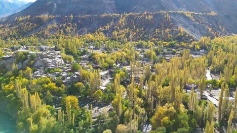 Vista-De-Perfil-De-La-Ciudad-De-Skardu-Con-El-Río-Turquesa-Al-Lado-En-Pakistán