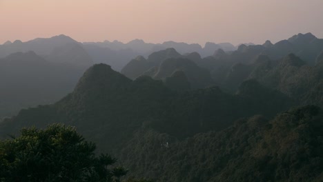 Luftaufnahme-Der-Felsen-Und-Berge-Der-Insel-Cat-Ba-In-Vietnam