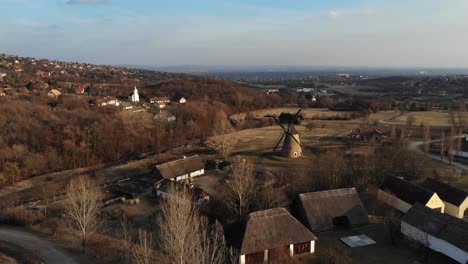 Vista-Aérea-De-Un-Pequeño-Pueblo-Con-Un-Molino-De-Viento-En-El-Museo-Húngaro-Al-Aire-Libre