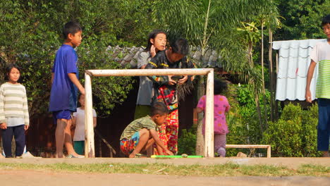 Niños-Tailandeses-Jugando-En-El-Patio-De-La-Escuela-Durante-El-Día.
