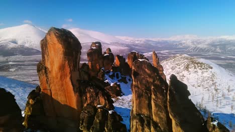 Montañas-Rocosas-En-Invierno-Sobre-Un-Fondo-De-Cielo-Azul-En-Un-Clima-Soleado-Desde-Un-Dron