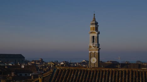 Hoher-Glockenturm-Der-Kirche-Der-Heiligen-Apostel-Christi-In-Venedig