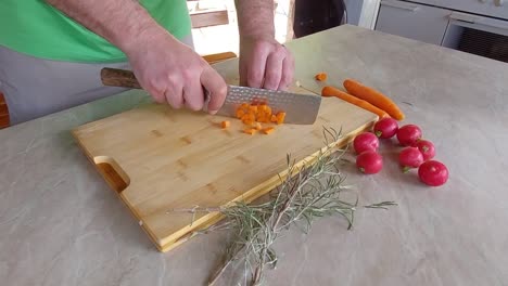 Karotten-Schneiden-Mit-Einem-Japanischen-Messer,-Auch-Bekannt-Als-Ryukiri-Nakiri