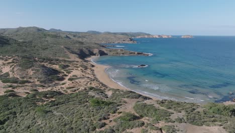 Luftlandschaft-Mit-Trockenem,-Bewaldetem-Türkisfarbenem-Wasser-Und-Weißem-Sandstrand-Cavalleria,-Nördlich-Von-Menorca,-Spanien