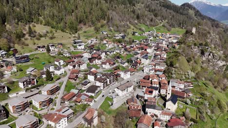 Malerische-Kleinstadt-Am-Berghang-Der-Schweiz-An-Sonnigen-Tagen
