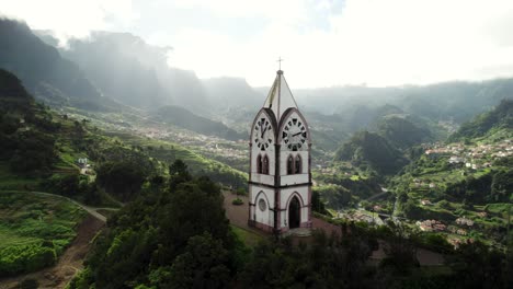 Drohnenaufnahmen-Einer-Alten-Weißen-Kirche-Auf-Dem-Hügel-Mit-Atemberaubender-Landschaft,-Madeira-4k