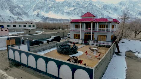 Luftaufnahme-Eines-Signature-Hotels-In-Der-Stadt-Skardu-In-Pakistan