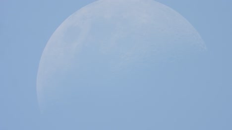 Tageszeit-Mond-Im-Blauen-Himmel