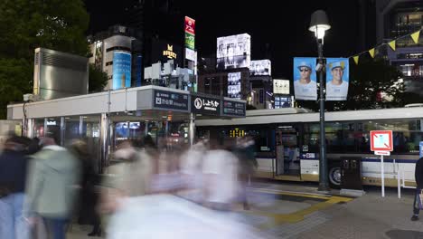 Zeitraffer-Des-Bahnhofs-Shibuya-Am-Fußgängerüberweg-Am-Scramble-Square-Bei-Nacht,-Tokio,-Japan