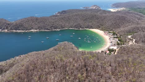 Vista-Aérea-De-Playa-Maguey-Repleta-De-Barcos-Y-Gente