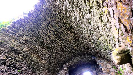 Gewölbedecke-Der-Ruine-Dunhill-Castle-Innen-Alte-Handwerkskunst-Und-Design-Steht-Noch-Heute-In-Waterford,-Irland