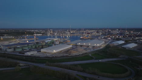 Luftaufnahme-Des-Industrie--Und-Hafengebiets-Von-Ravenna-Bei-Nacht