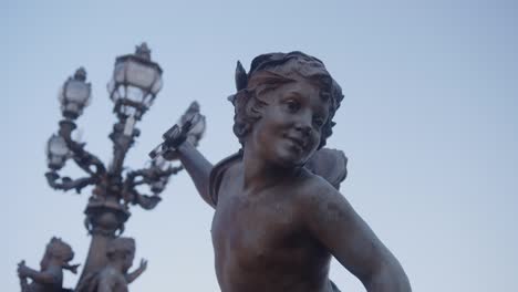 Estatua-Y-Farolas-En-El-Puente-Alexandre-III,-París