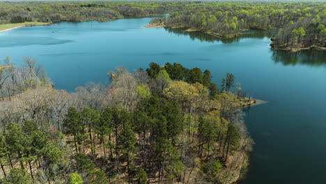 Panorama-Of-Glen-Springs-Lake-With-Trees-At-Daytime-In-Tennessee,-USA