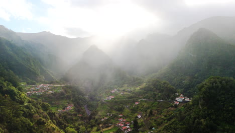 Trüber-Morgen-Im-Grünen-Nebeltal-Der-Berge,-Sonnenschein-In-Der-Natur-Von-Madeira,-Drohnenflug-Aus-Der-Luft