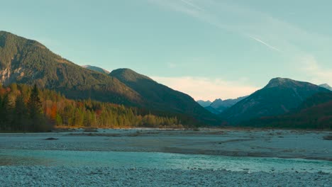 Gebirgsfluss-Isar-In-Den-Bayerischen-Alpen,-Deutschland-Mit-Lebendigem-Himmel