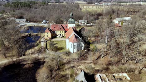 Castillo-Histórico-De-Lieelstraupe-En-El-Pueblo-De-Straupe-En-Vidzeme,-Letonia