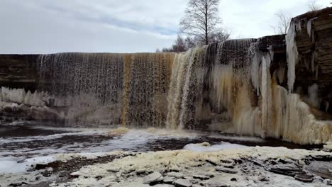 Cascada-De-Jagala-Que-Cae-En-Cascada-Hacia-El-Río-Jagala-En-Un-Día-De-Invierno-En-El-Norte-De-Estonia