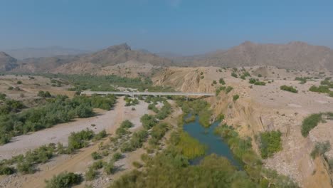 Vorwärts-Drohnenaufnahme-Der-Landschaft-Von-Sindh-Mit-Einer-Brücke-In-Pakistan