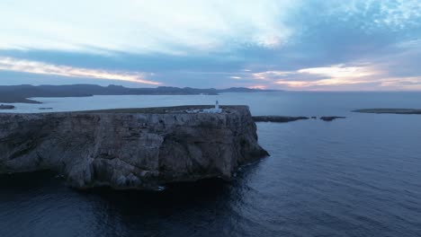 Vista-Panorámica-De-La-Costa-De-La-Playa-Del-Acantilado-En-El-Norte-De-Menorca,-España,-Faro-De-Cavalleria,-Geografía-Mediterránea-Oceánica