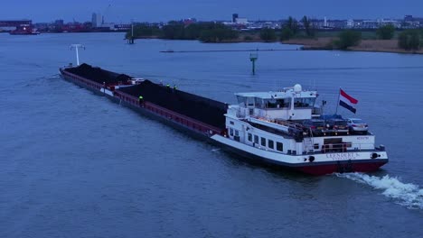 Massengutfrachter-Beladen-Mit-Kohle-Auf-Dem-Fluss-In-Der-Abenddämmerung-In-Zwijndrecht,-Niederlande