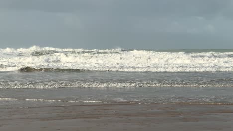 Die-Wellen,-Die-Die-Strandufer-Streicheln,-Rufen-Gefühle-Von-Frieden-Und-Ruhe-In-Der-Natur-Am-Meer-Hervor-Und-Fördern-Selbstreflexion-Und-Introspektion