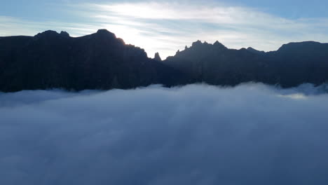 Madeiras-Berggipfel-Und-Morgennebelwolken-In-Sonniger-Panorama-Drohnenansicht