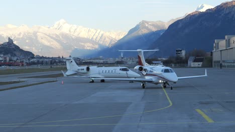 Privatjet-Embraer-Phenom-300-Rollt-Am-Flughafen-Sion-Los