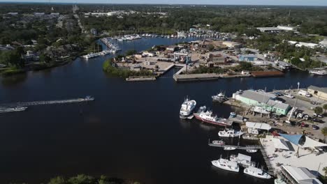 Vista-Aérea-De-Los-Barcos-Y-Muelles-De-Esponjas-De-Tarpon-Spring.